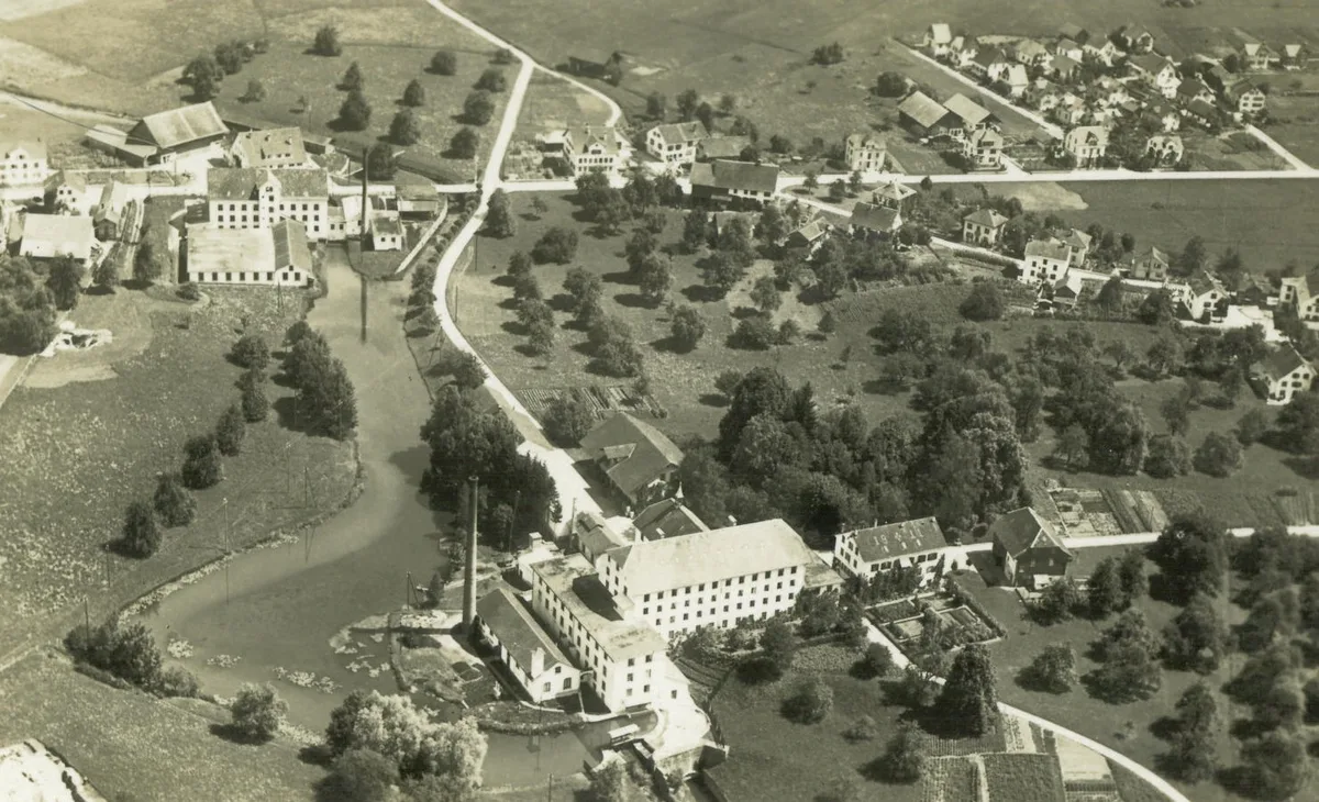 Diese Flugaufnahmen der Spinnerei Schönau entstand zu Beginn des 20. Jahrhunderts. Das Parkwäldchen bei der Fabrikantenvilla wurde um 1850 angelegt. Diese Flugaufnahmen der Spinnerei Schönau entstand zu Beginn des 20. Jahrhunderts.